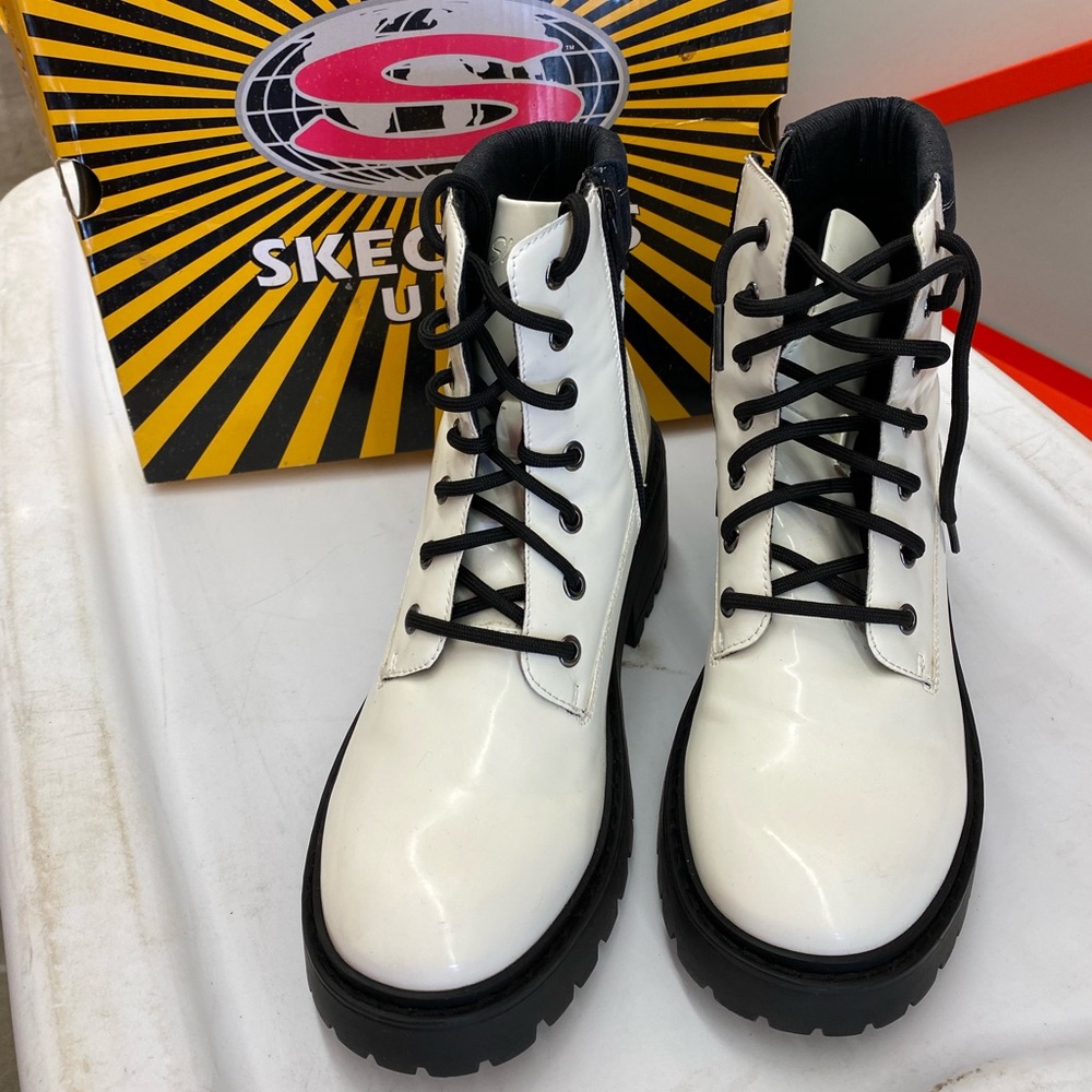 Skechers Retro Shine boot
Women’s size 8
Brand new in box
Never been worn